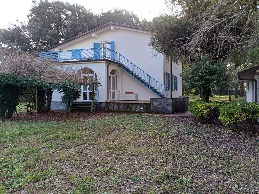Immagine 5 di Villa in vendita  a Massa