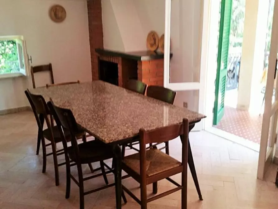 Immagine 7 di Villa in vendita  a Massa