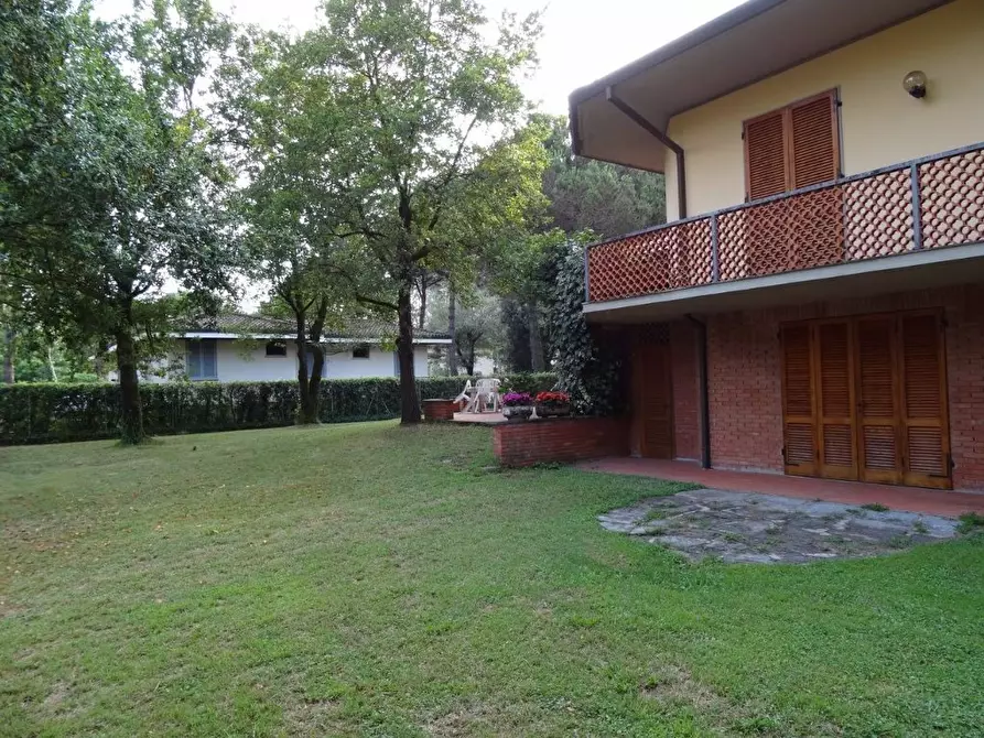 Immagine 3 di Villa in vendita  a Massa