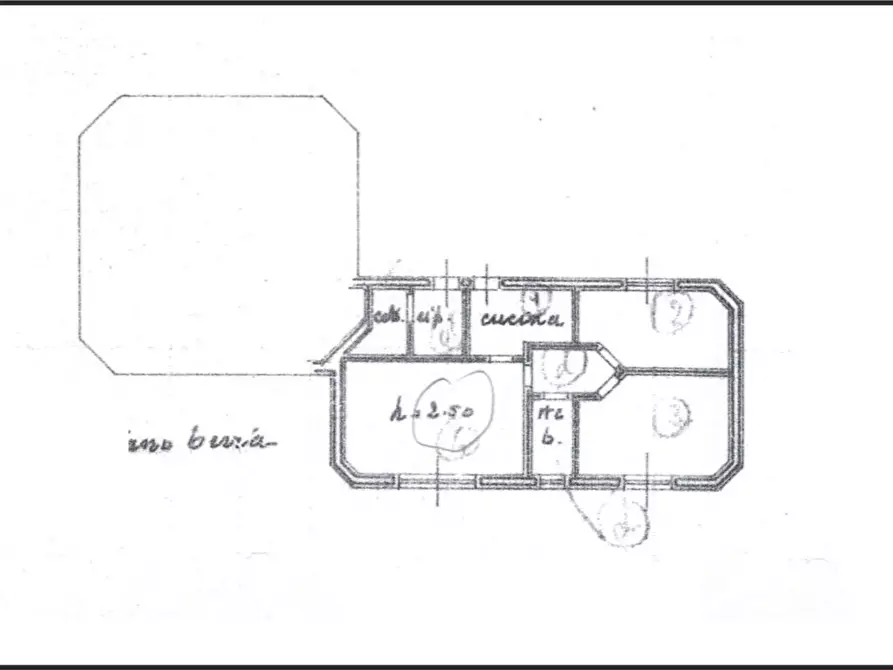 Immagine 16 di Villa in vendita  a Massa
