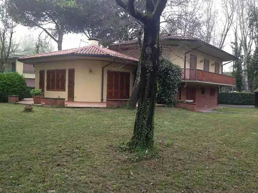 Immagine 1 di Villa in vendita  a Massa