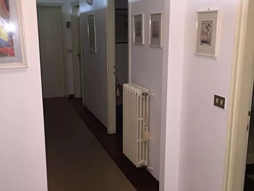 Immagine 9 di Villa in vendita  a Massa