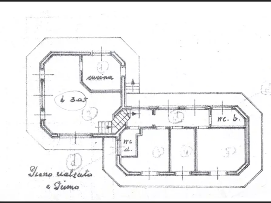 Immagine 17 di Villa in vendita  a Massa