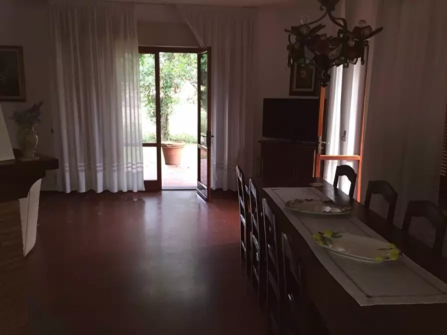 Immagine 6 di Villa in vendita  a Massa