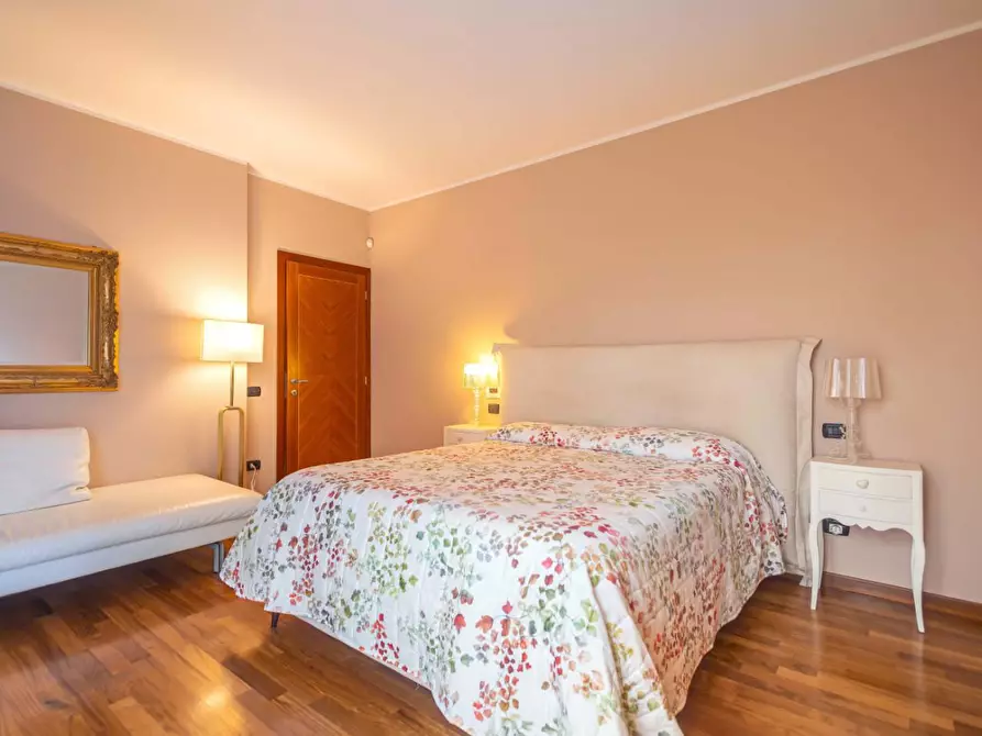 Immagine 49 di Villa in vendita  a Cascina