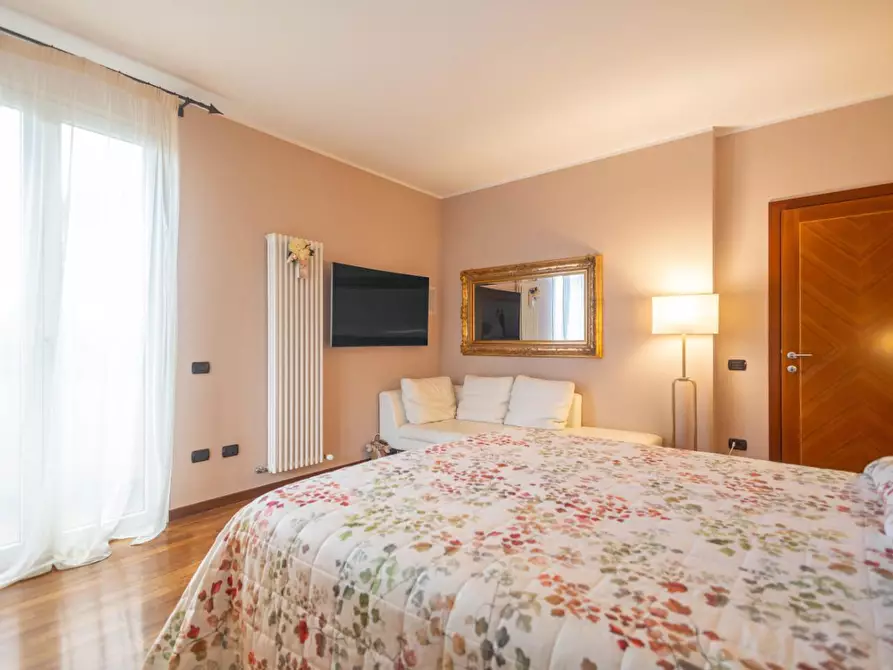 Immagine 51 di Villa in vendita  a Cascina