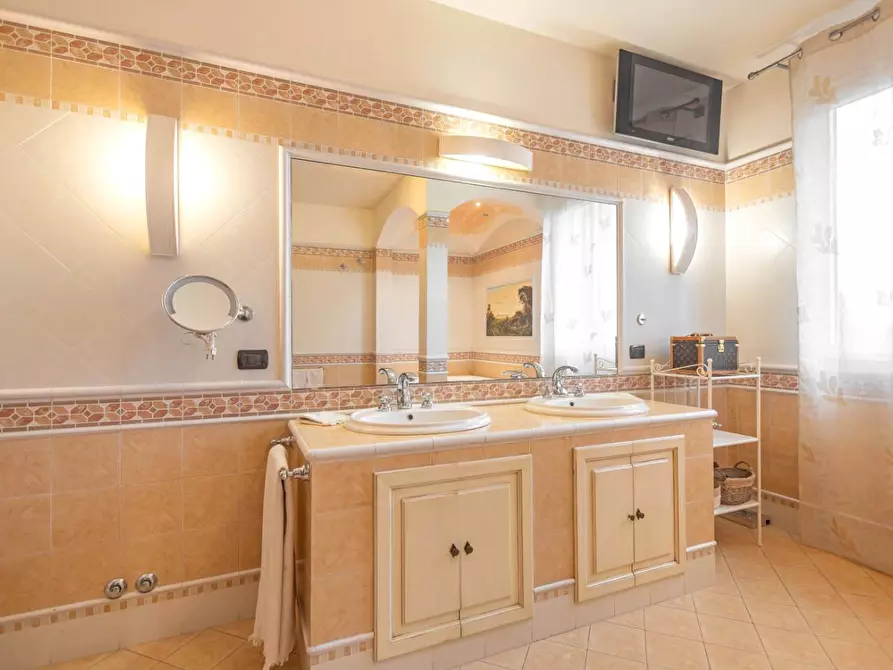 Immagine 46 di Villa in vendita  a Cascina