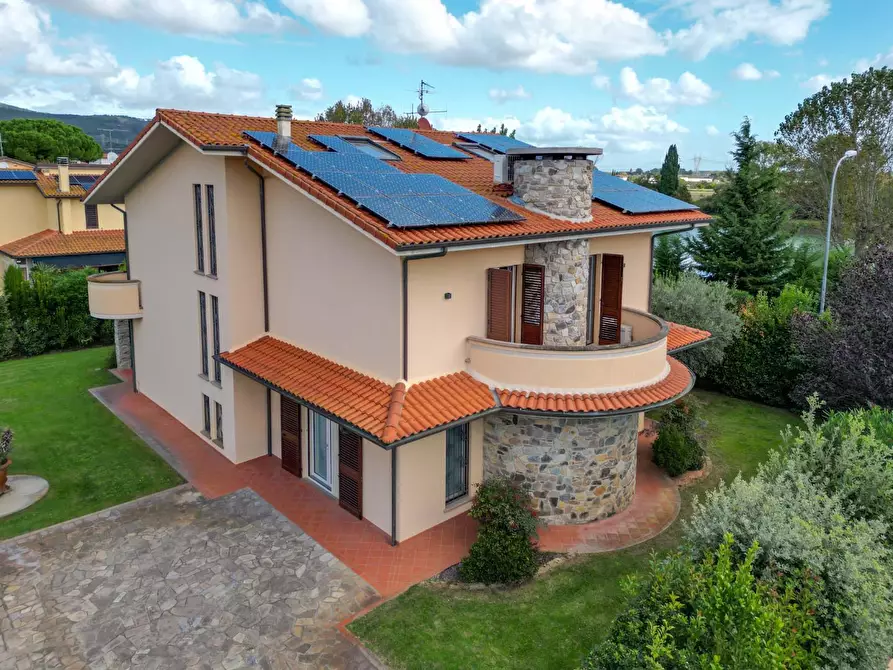 Immagine 1 di Villa in vendita  a Cascina