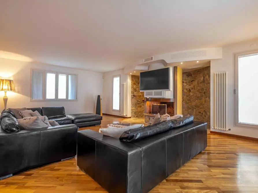 Immagine 25 di Villa in vendita  a Cascina