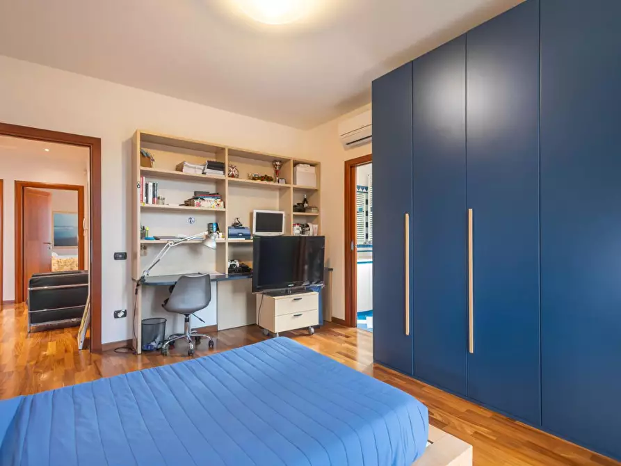 Immagine 38 di Villa in vendita  a Cascina