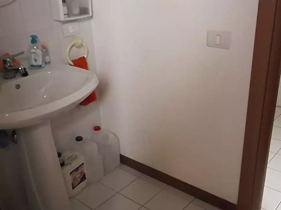 Immagine 4 di Locale commerciale in vendita  a Calci