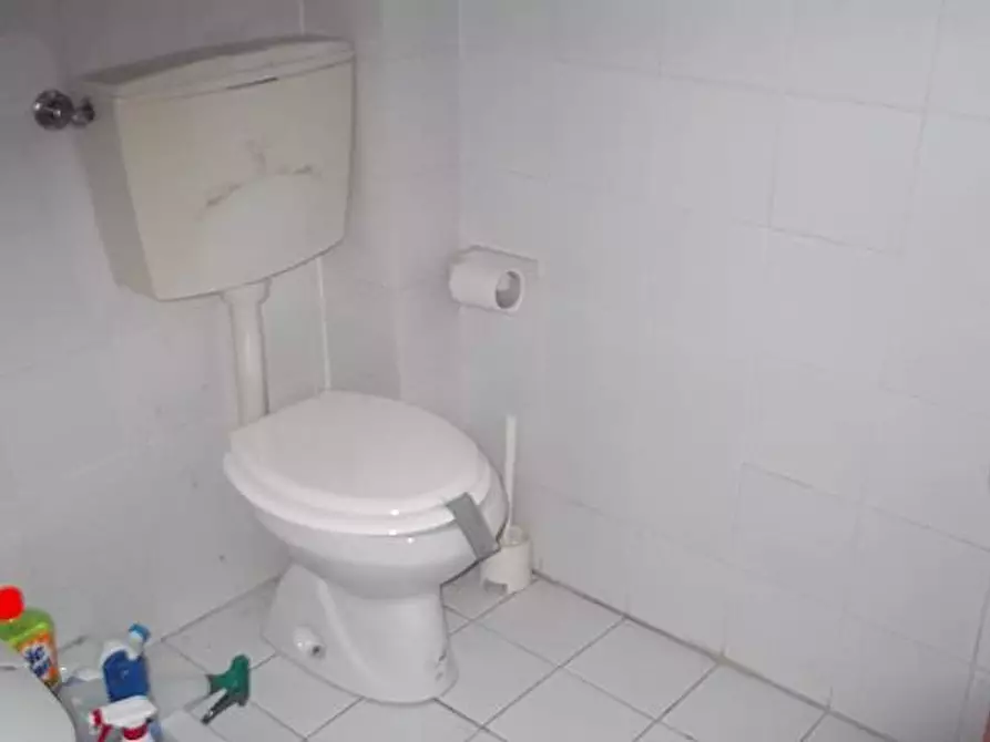 Immagine 5 di Locale commerciale in vendita  a Calci