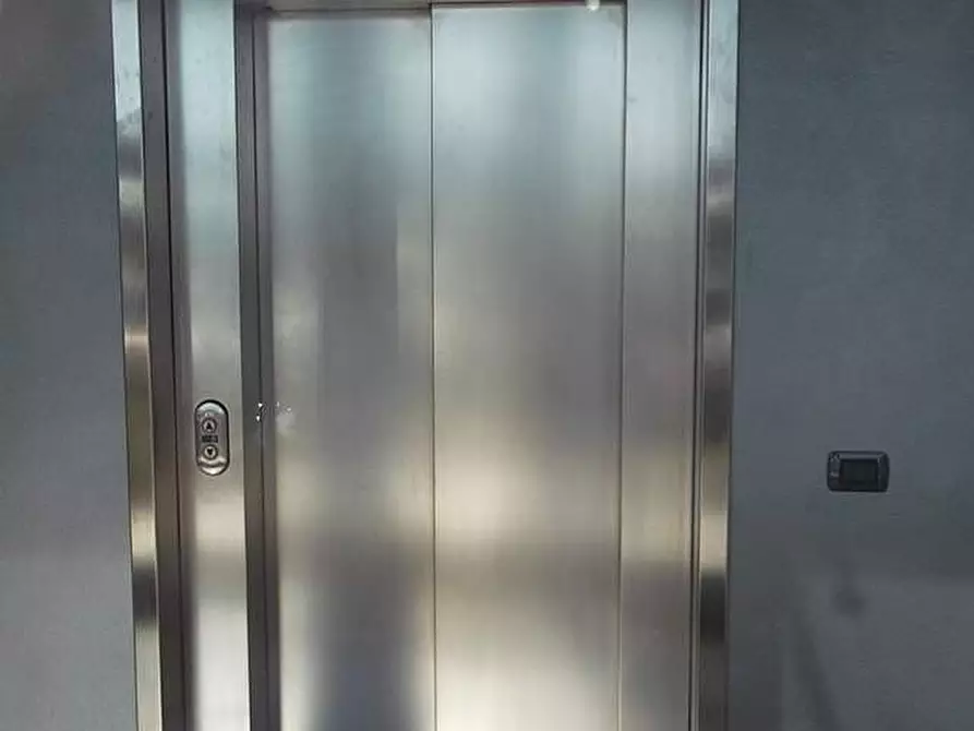 Immagine 6 di Locale commerciale in vendita  a Pisa