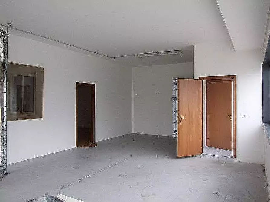 Immagine 2 di Locale commerciale in vendita  a Pisa