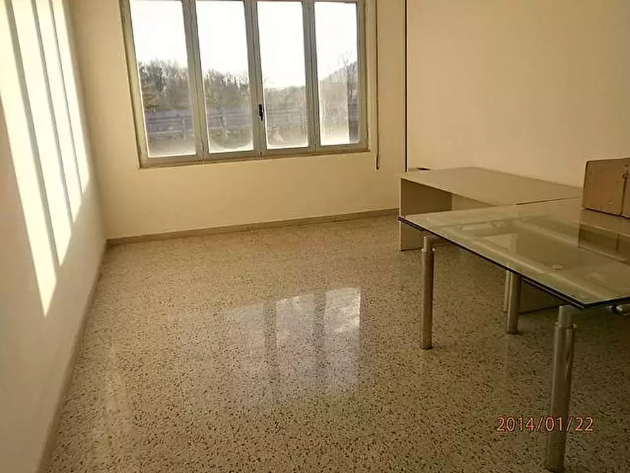 Immagine 2 di Locale commerciale in affitto  a Lucca