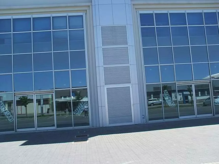 Immagine 3 di Laboratorio in vendita  a Calcinaia