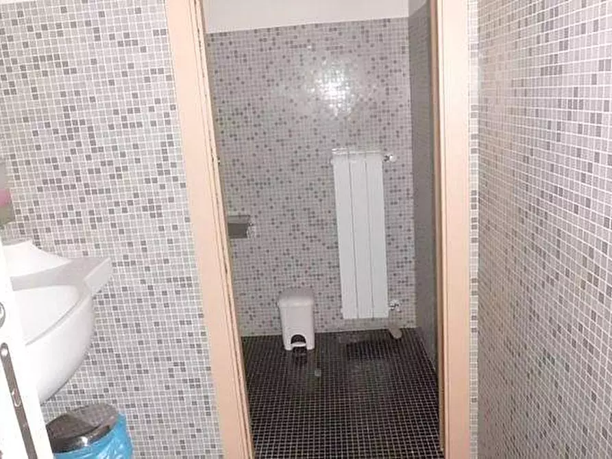 Immagine 4 di Locale commerciale in vendita  a Pontedera