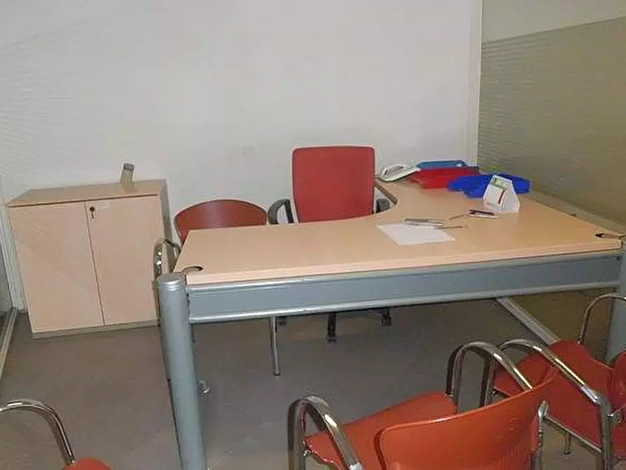 Immagine 2 di Locale commerciale in vendita  a Pontedera