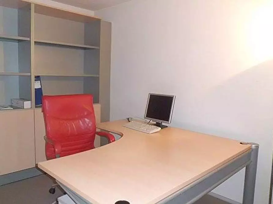 Immagine 7 di Locale commerciale in vendita  a Pontedera