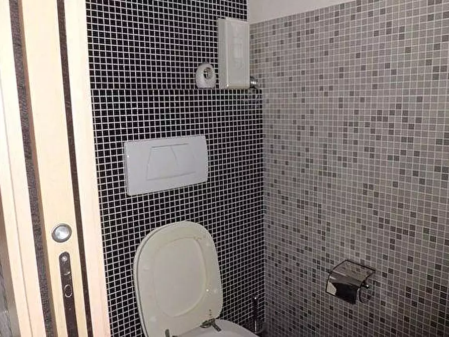 Immagine 5 di Locale commerciale in vendita  a Pontedera