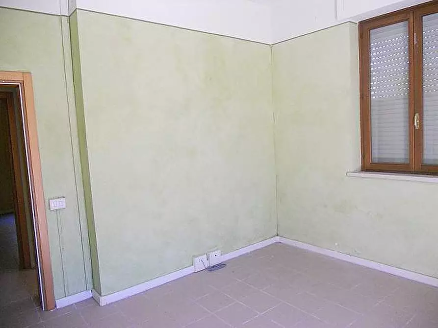 Immagine 4 di Locale commerciale in affitto  a Lucca