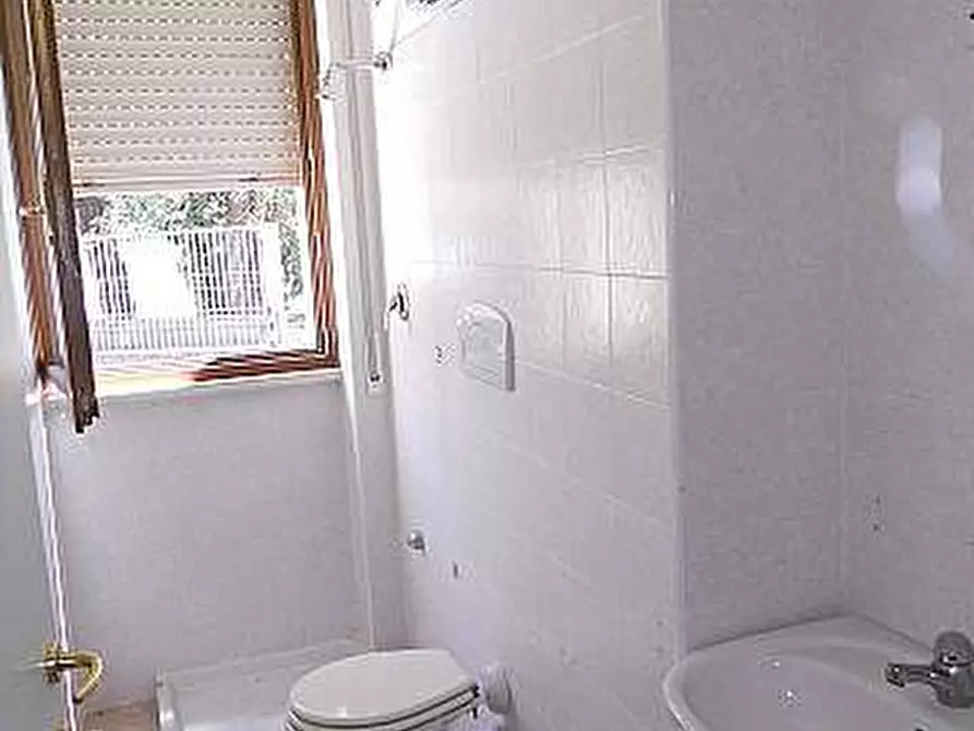 Immagine 2 di Locale commerciale in affitto  a Lucca