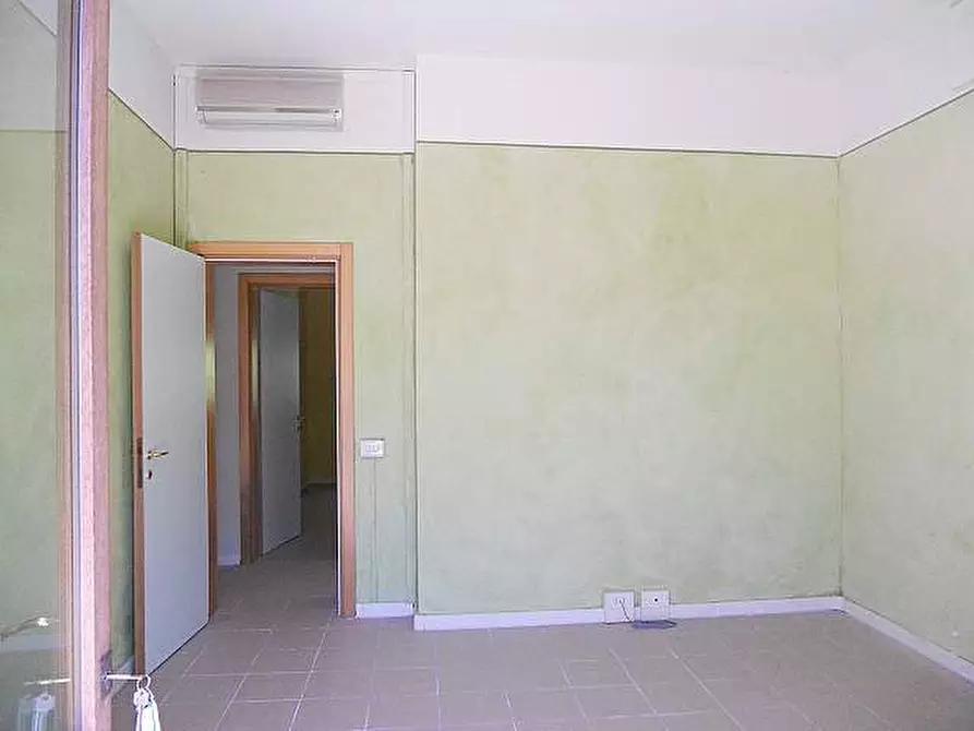 Immagine 3 di Locale commerciale in affitto  a Lucca