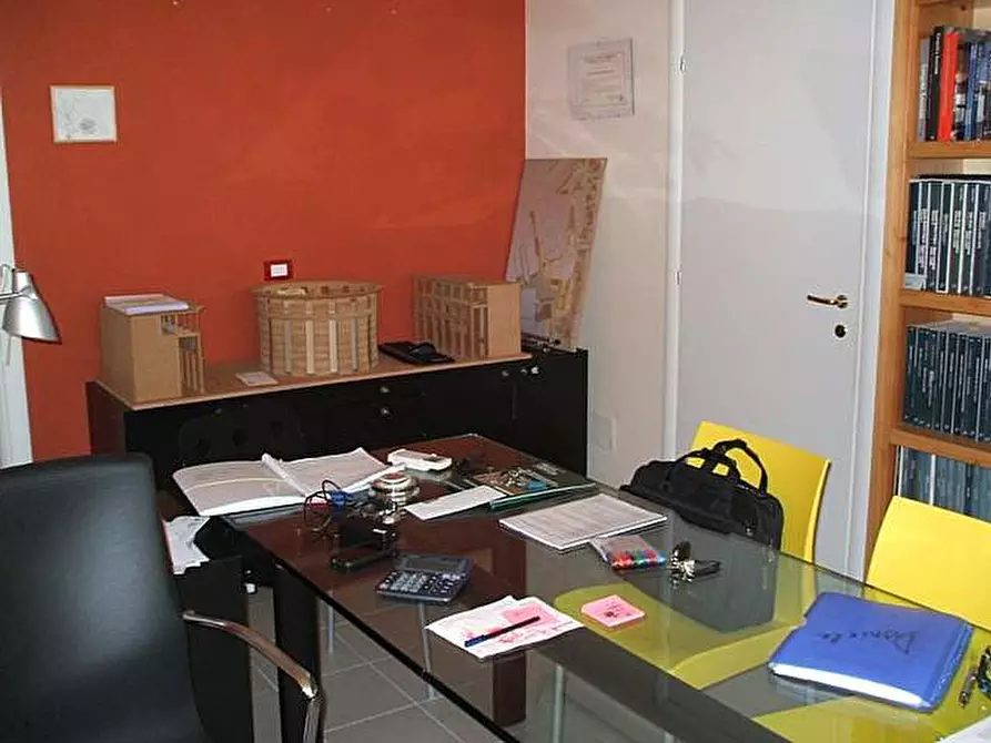 Immagine 2 di Ufficio in affitto  a Bientina