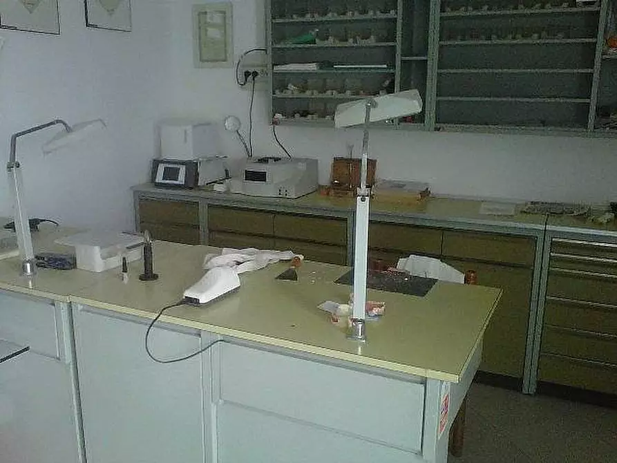 Immagine 2 di Locale commerciale in vendita  a Cascina