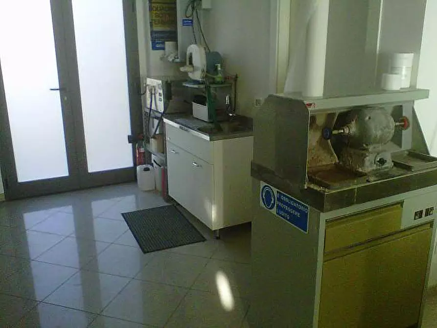 Immagine 5 di Locale commerciale in vendita  a Cascina