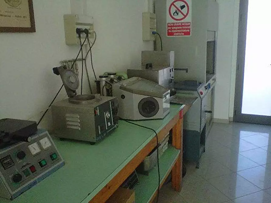 Immagine 4 di Locale commerciale in vendita  a Cascina