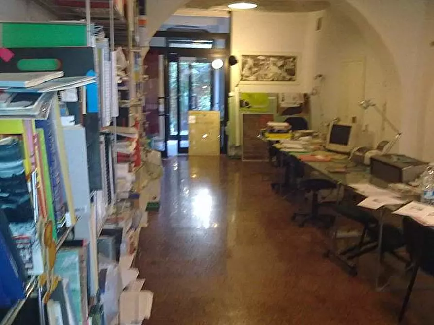 Immagine 2 di Locale commerciale in vendita  a Pisa
