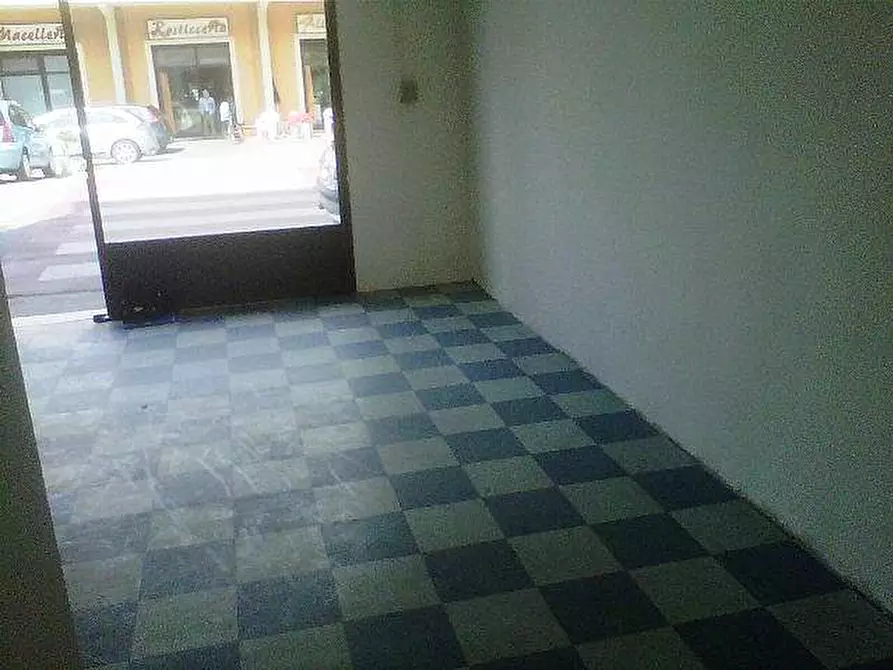 Immagine 4 di Locale commerciale in vendita  a Pontedera