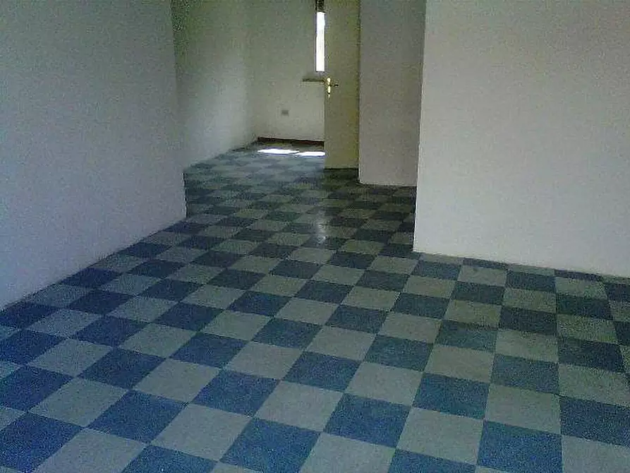 Immagine 2 di Locale commerciale in vendita  a Pontedera