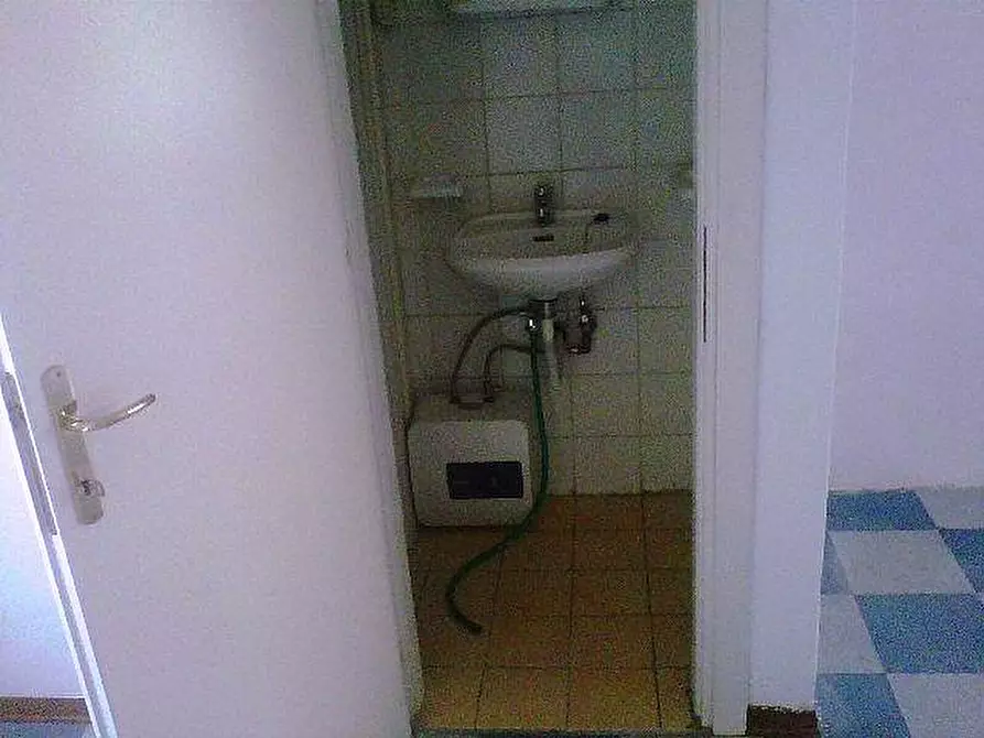 Immagine 3 di Locale commerciale in vendita  a Pontedera