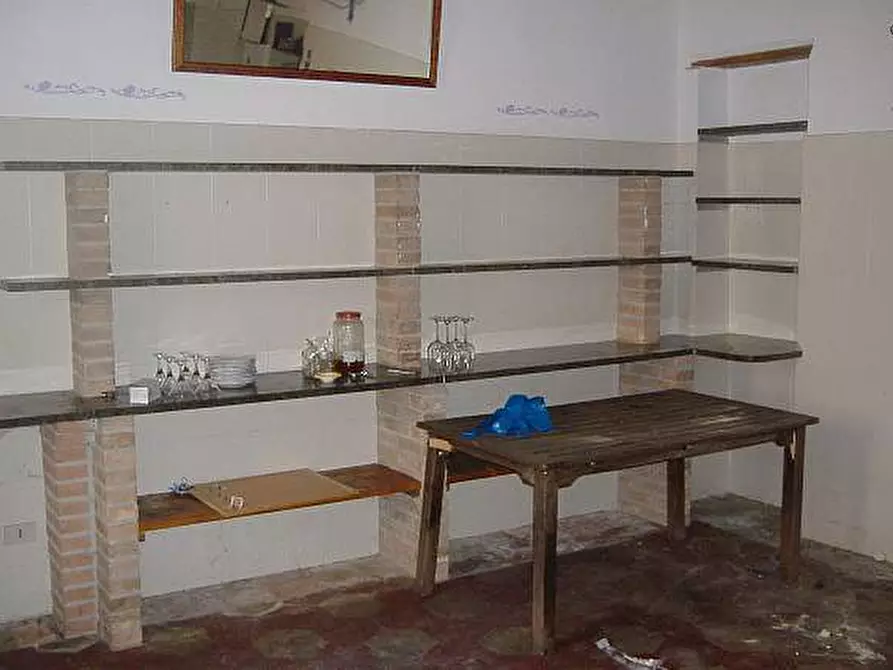 Immagine 3 di Locale commerciale in vendita  a Crespina Lorenzana