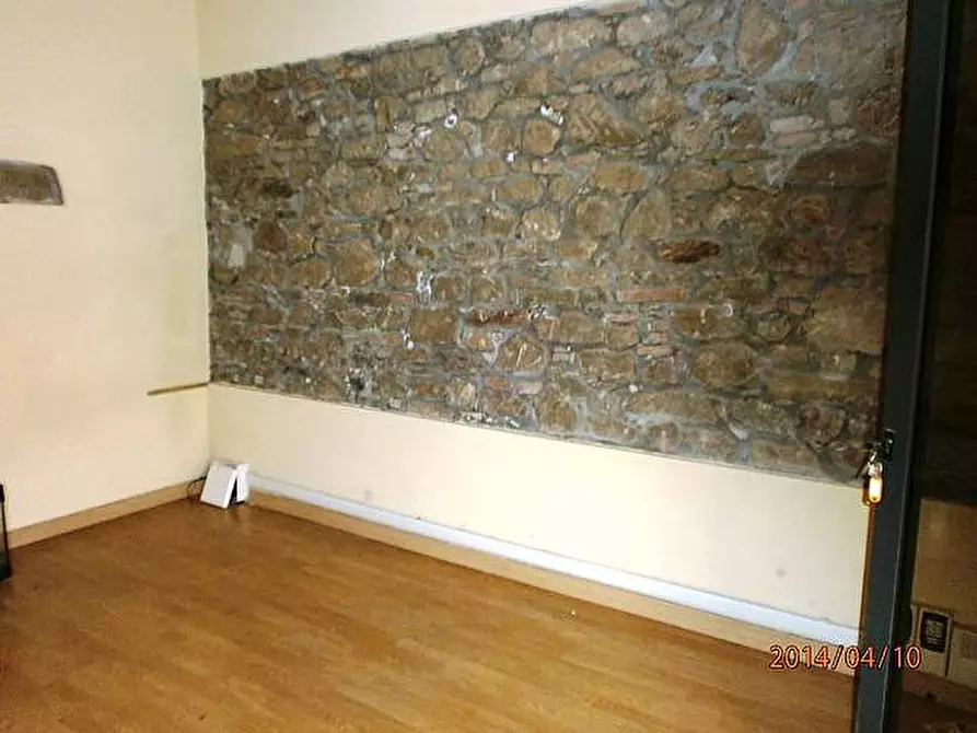 Immagine 2 di Locale commerciale in affitto  a Buti