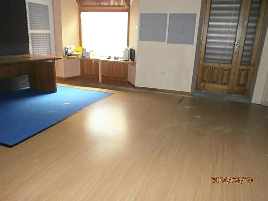 Immagine 11 di Locale commerciale in affitto  a Buti