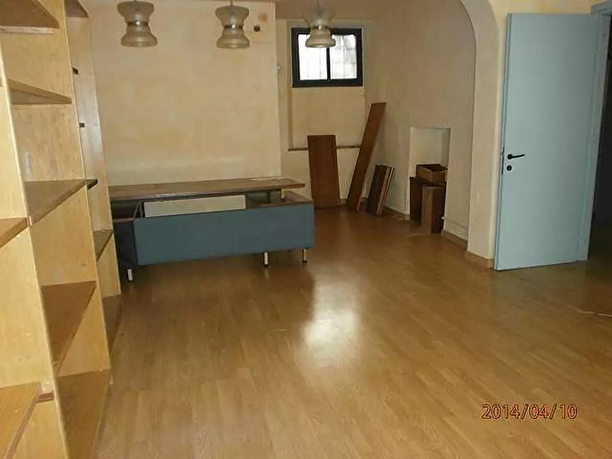 Immagine 6 di Locale commerciale in affitto  a Buti