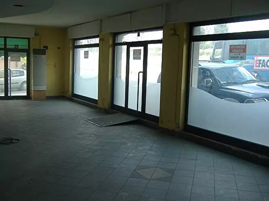 Immagine 2 di Locale commerciale in vendita  a Pisa