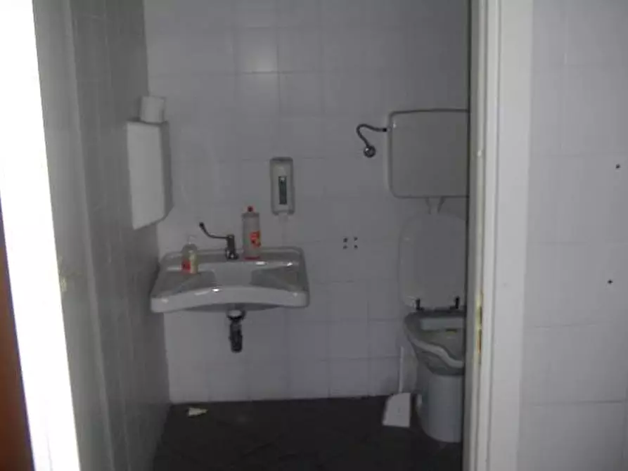 Immagine 3 di Locale commerciale in vendita  a Pisa