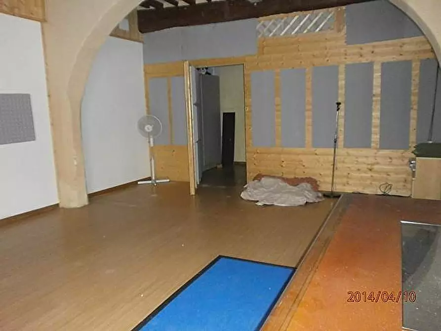 Immagine 10 di Locale commerciale in vendita  a Buti