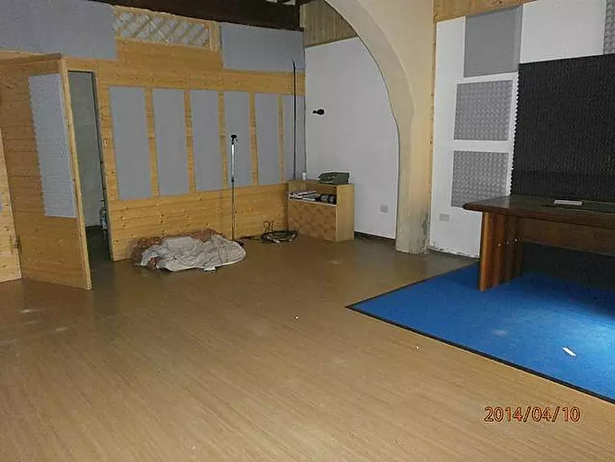 Immagine 9 di Locale commerciale in vendita  a Buti