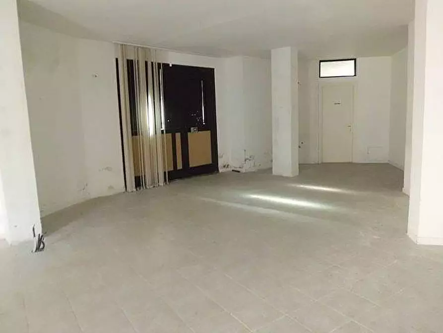 Immagine 3 di Locale commerciale in vendita  a Pisa