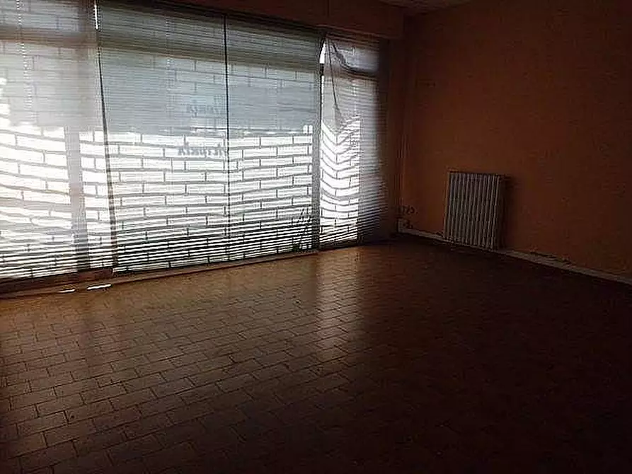 Immagine 2 di Locale commerciale in vendita  a Pontedera