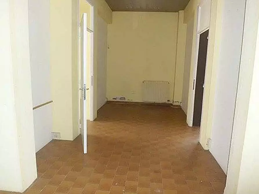 Immagine 8 di Locale commerciale in vendita  a Pontedera