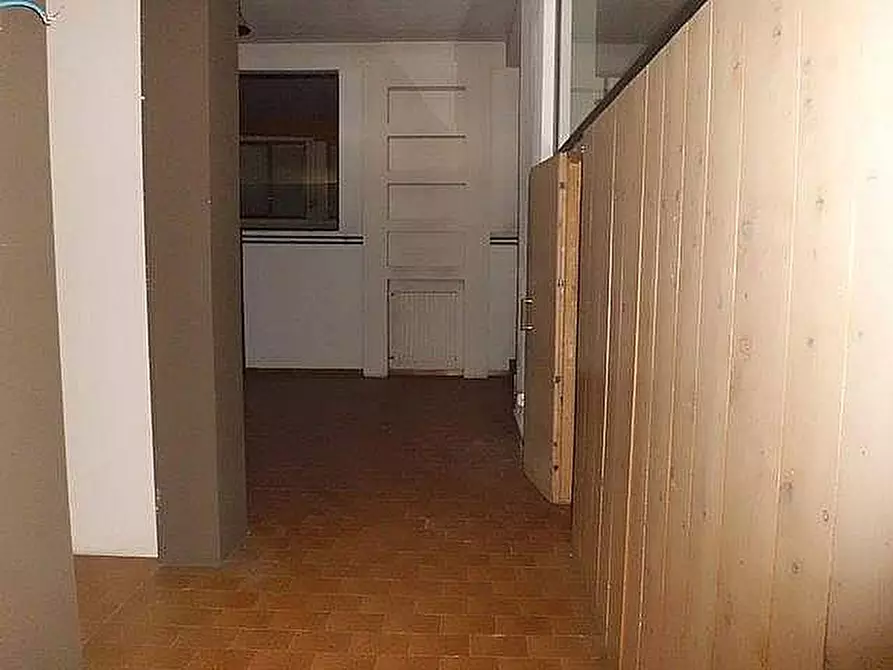 Immagine 3 di Locale commerciale in vendita  a Pontedera