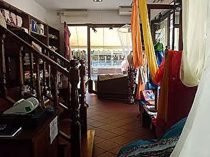 Immagine 1 di Locale commerciale in vendita  a Viareggio