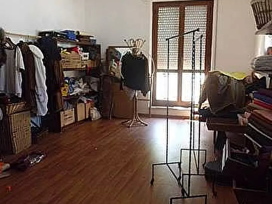 Immagine 3 di Locale commerciale in vendita  a Viareggio