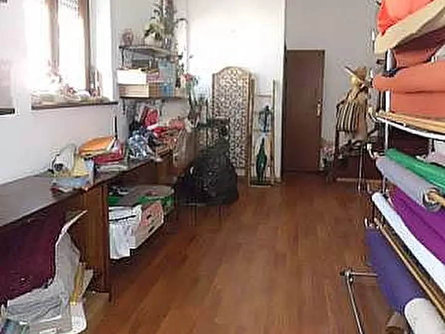 Immagine 4 di Locale commerciale in vendita  a Viareggio